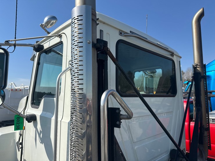 2014-massey-ferguson-8-image-44