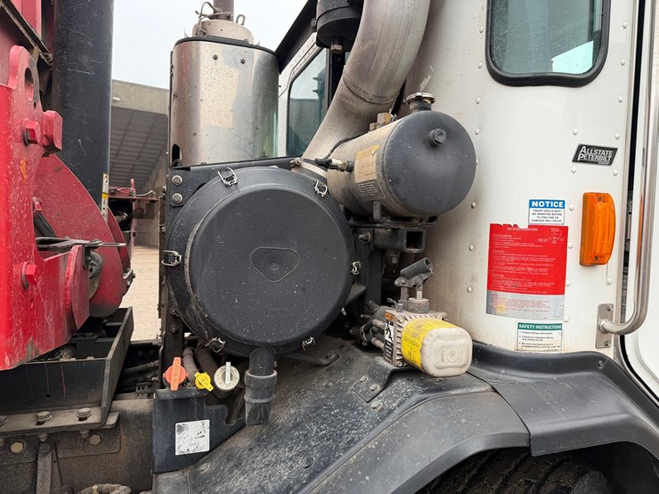 #1360-•-2019-peterbilt-pb520-side-load-garbage-truck-image-44