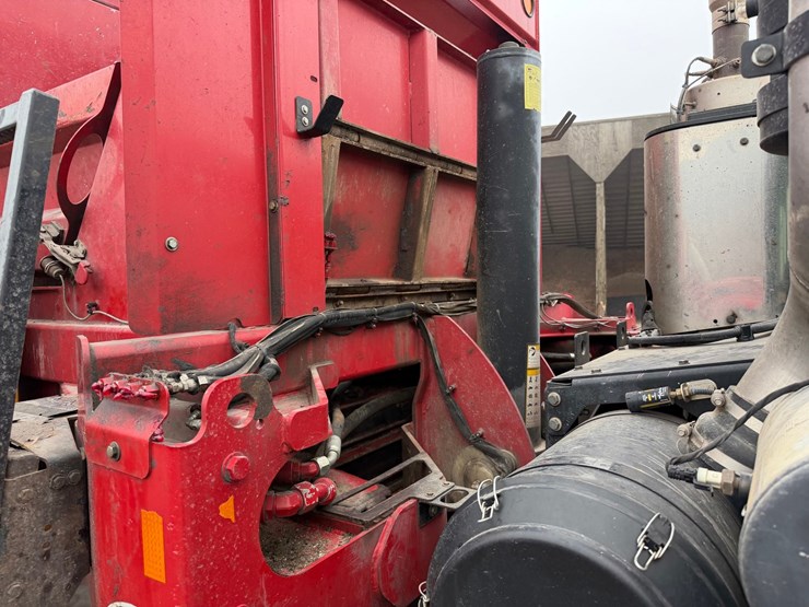 #1360-•-2019-peterbilt-pb520-side-load-garbage-truck-image-45