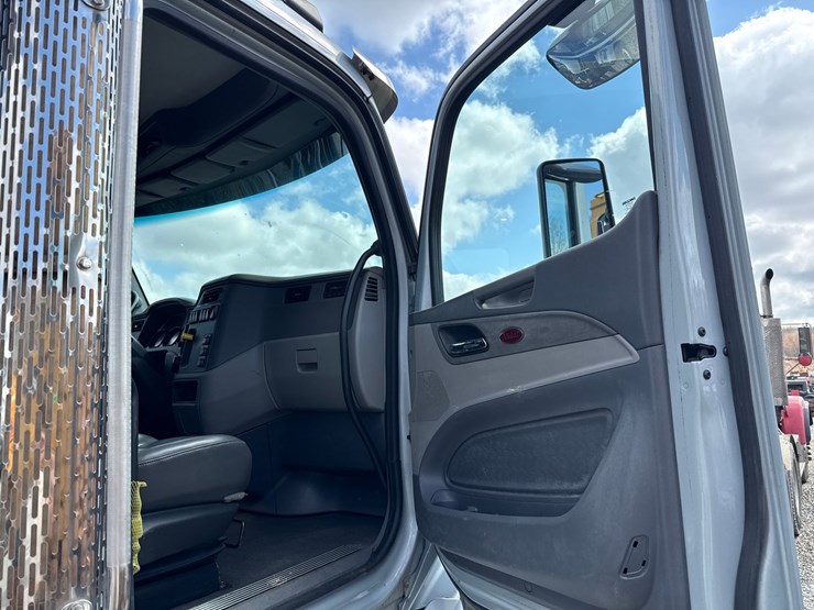 2016-massey-ferguson-8-image-66