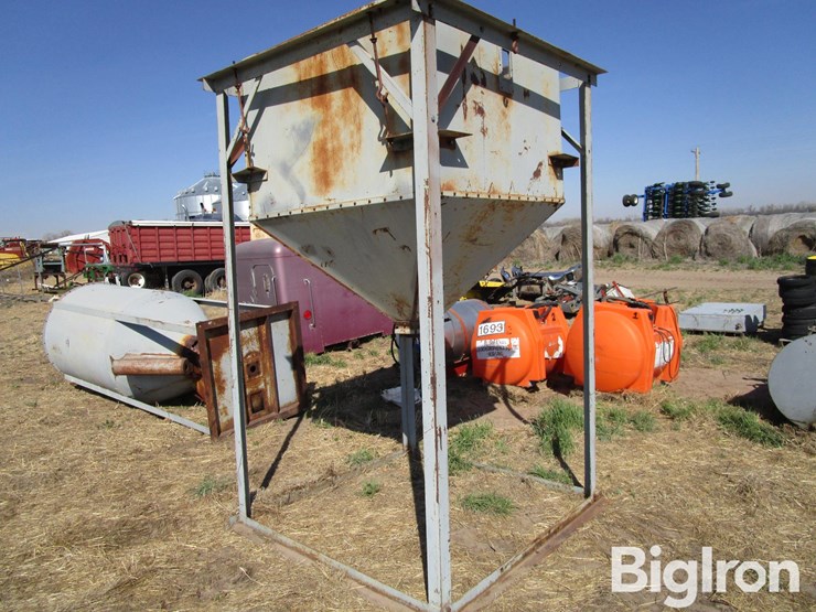 hopper-bottom-on-stand-image-3