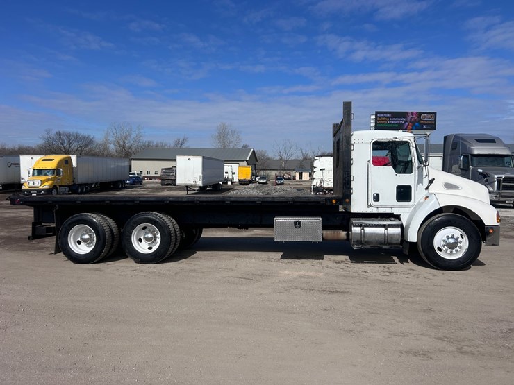 #1679-•-2004-kenworth-flatbed-truck-image-6