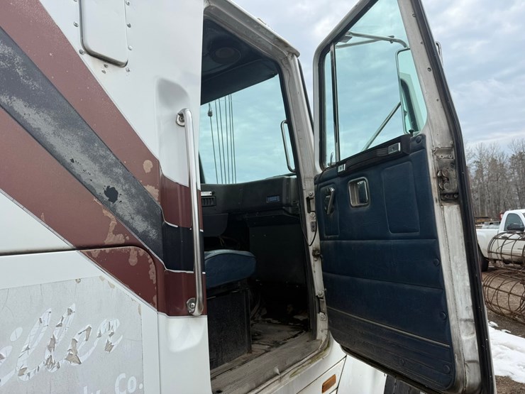 #1117-•-volvo-whitegmc-day-cab-truck-tractor-image-57