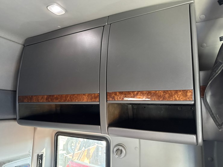 #2199-•-2020-international-a26-sleeper-cab-truck-tractor-image-79