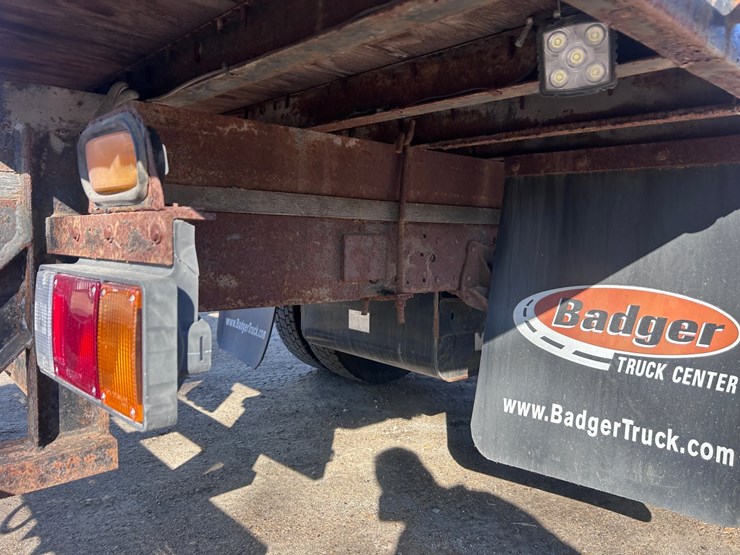 2013-isuzu-npr-image-33