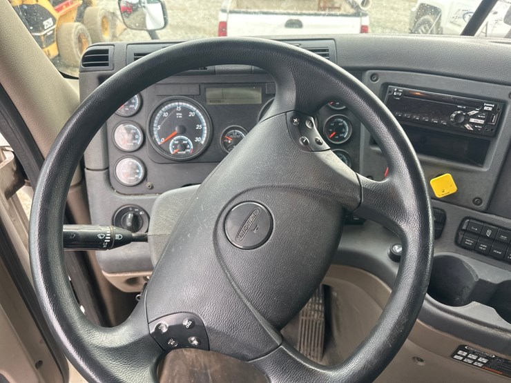 2017-massey-ferguson-8-image-36