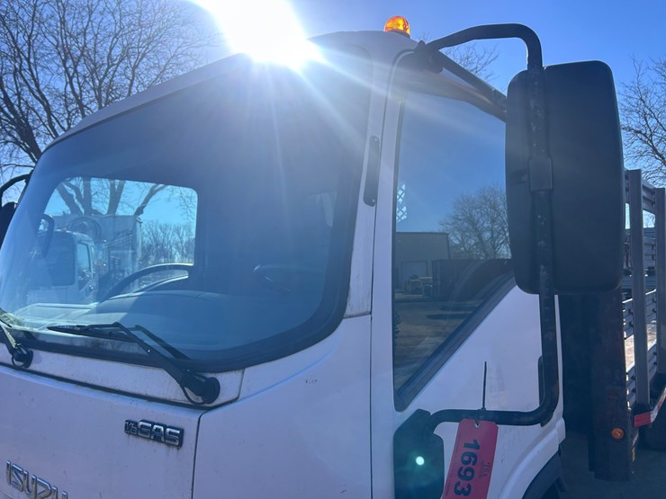 2013-isuzu-npr-image-10