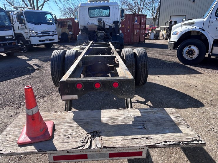 #1694-•-2004-isuzu-cab-and-chassis-image-4