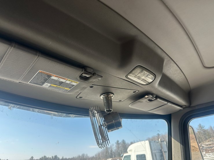 2015-peterbilt-337-image-38