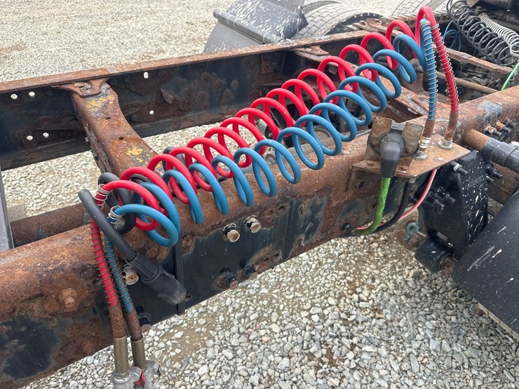 2017-massey-ferguson-8-image-19