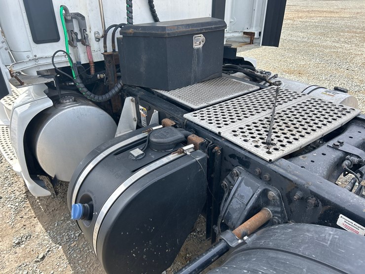 2017-kenworth-t680-image-37