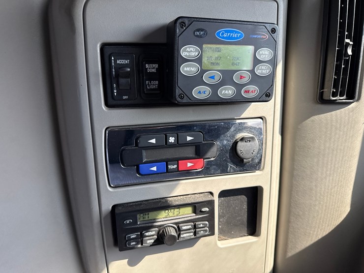 #2199-•-2020-international-a26-sleeper-cab-truck-tractor-image-76