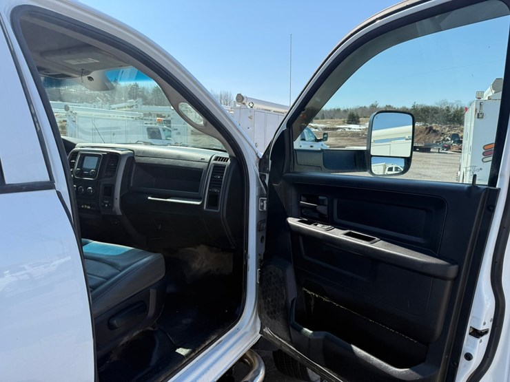 #1061-•-2016-ram-5500-heavy-duty-service-truck-image-34