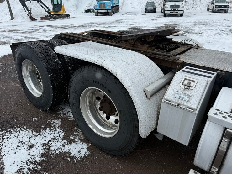 2011-kenworth-t800-image-25