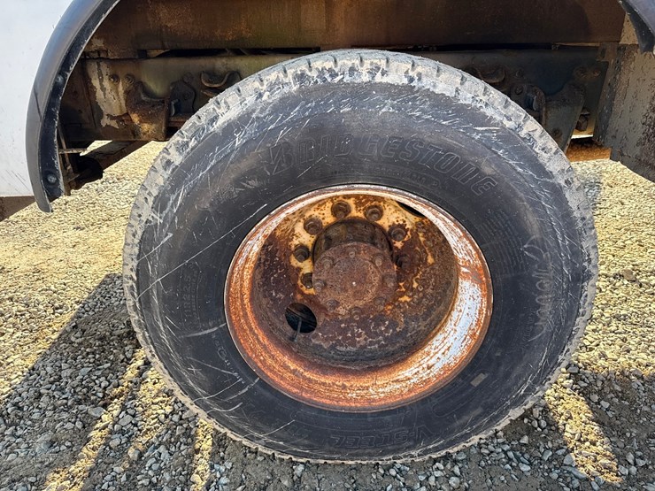 1998-freightliner-fl70-image-71