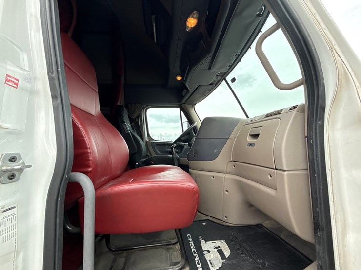 2016-massey-ferguson-8-image-53