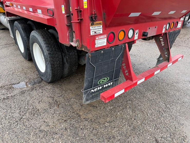 #1360-•-2019-peterbilt-pb520-side-load-garbage-truck-image-17