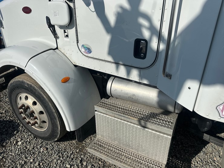 2013-peterbilt-365-image-15