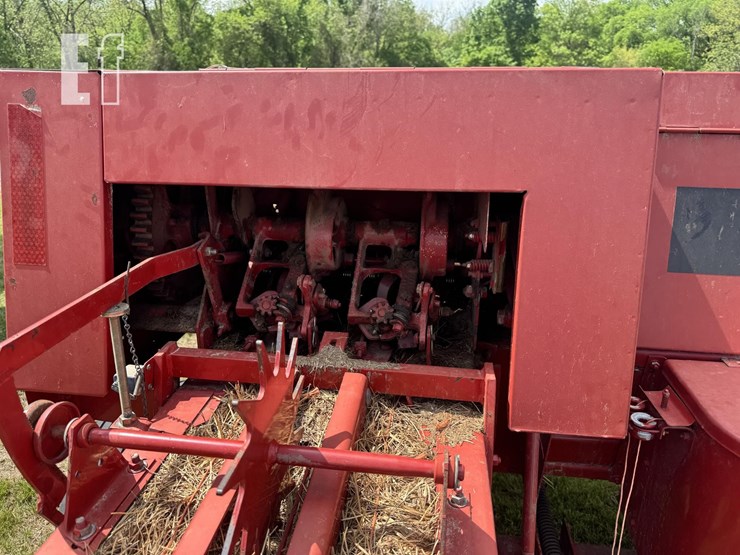 new-holland-565-image-8