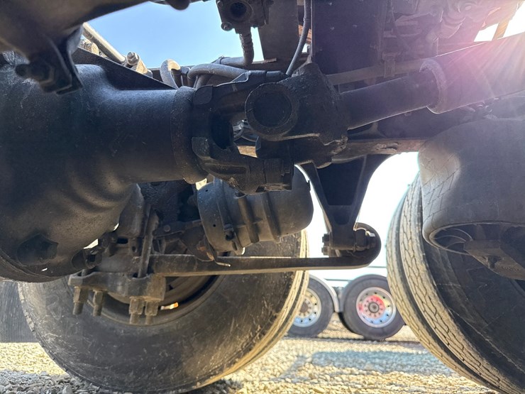 #2199-•-2020-international-a26-sleeper-cab-truck-tractor-image-40