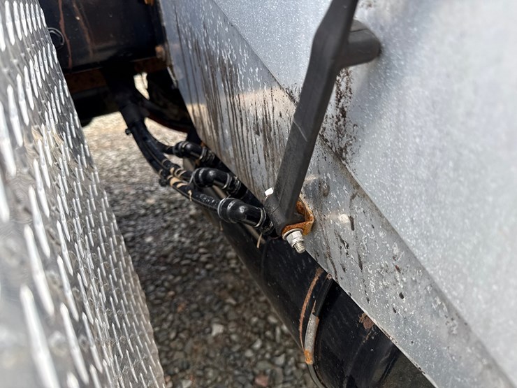 2016-massey-ferguson-8-image-63