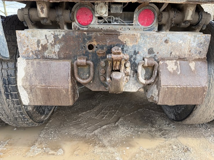 #1049-•-2005-mack-granite-tri-axle-dump-image-37