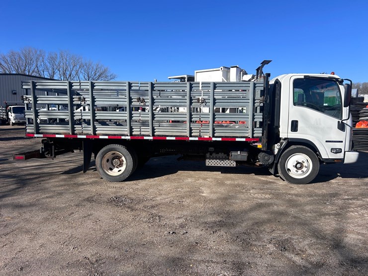 2013-isuzu-npr-image-6