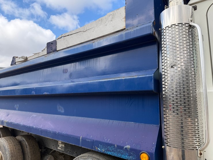 #1049-•-2005-mack-granite-tri-axle-dump-image-24