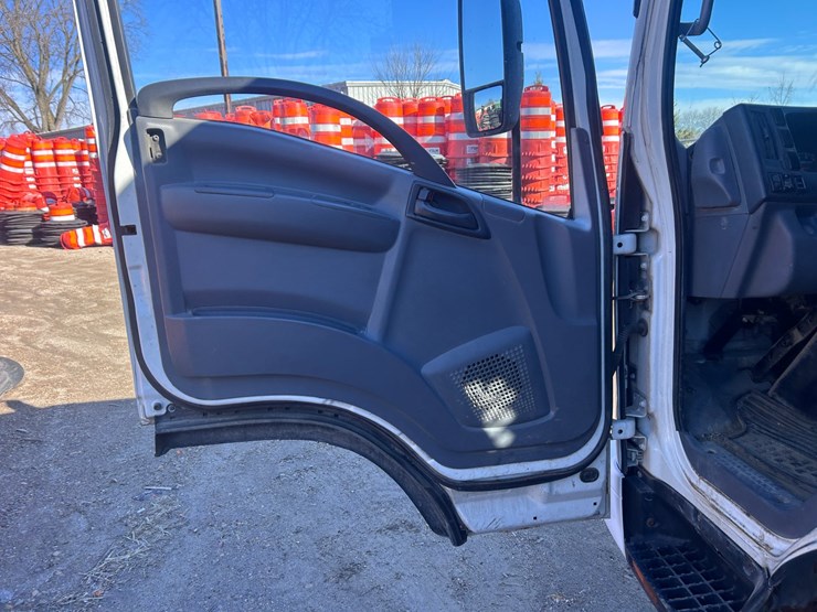 2013-isuzu-npr-image-44