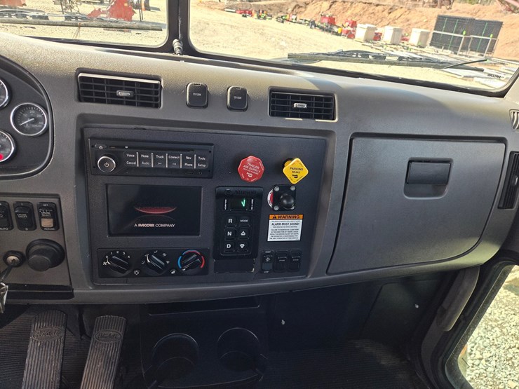 2013-peterbilt-337-image-48