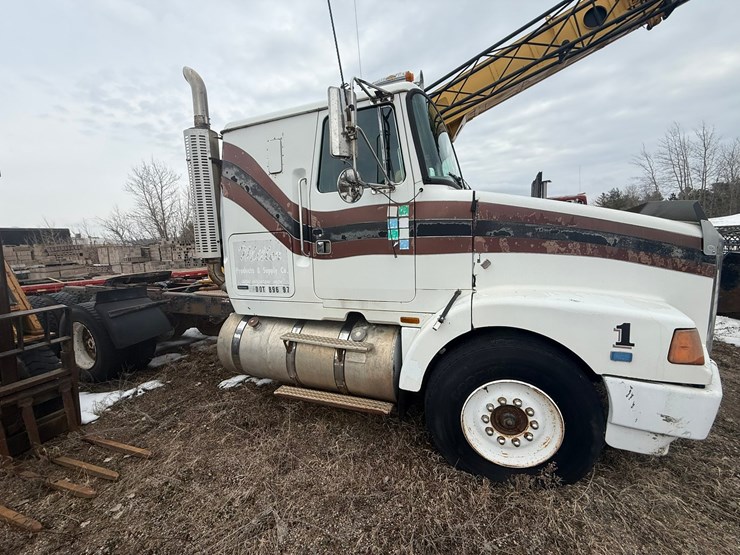 #1117-•-volvo-whitegmc-day-cab-truck-tractor-image-6