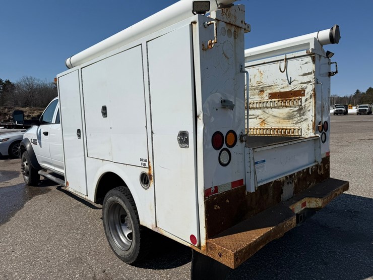 #1064-•-2015-ram-5500-heavy-duty-service-truck-image-12