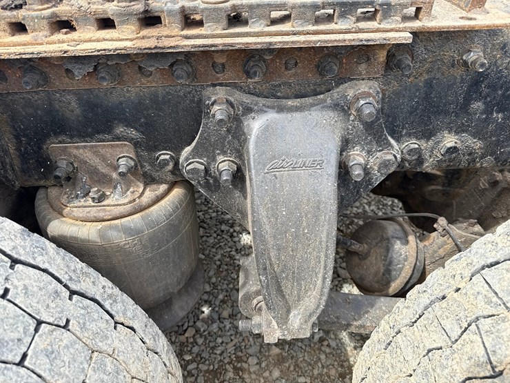 2018-freightliner-122sd-image-35