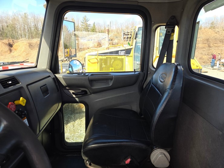 2013-peterbilt-337-image-47