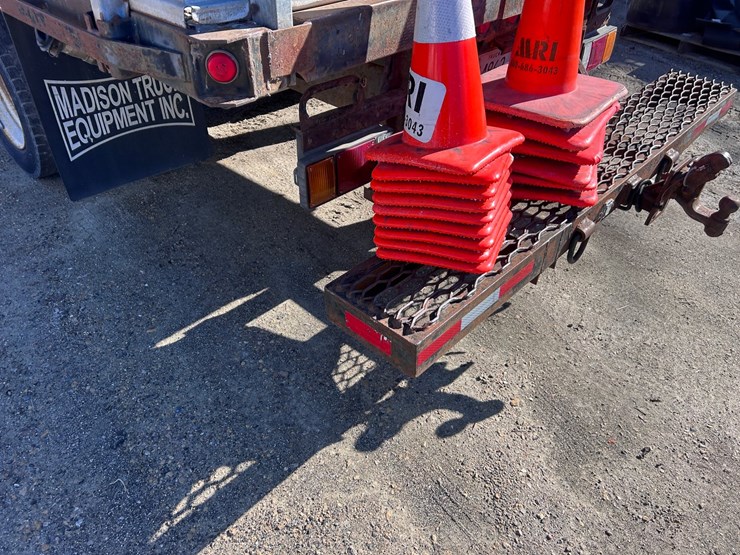 2012-isuzu-npr-image-17