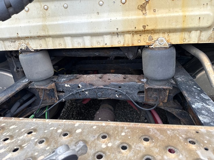 2016-massey-ferguson-8-image-33