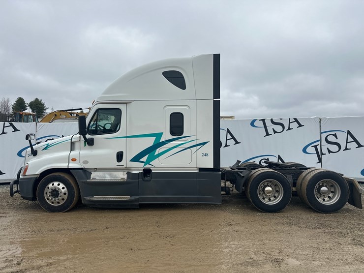 2016-massey-ferguson-8-image-2