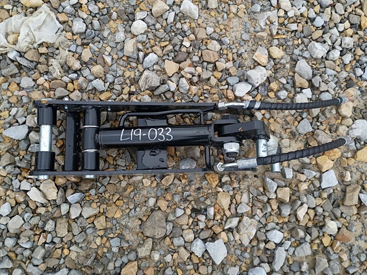 #l19-033-•-tpm-hydraulic-thumb-mini-excavator-attachment-image-1