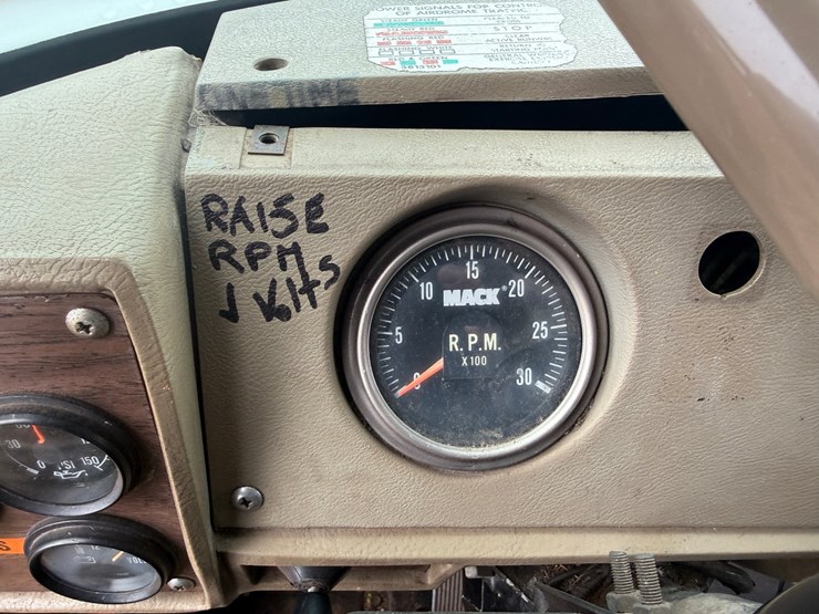 1984-mack-dm492s-image-56