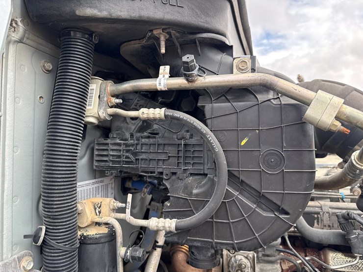 2016-massey-ferguson-8-image-26