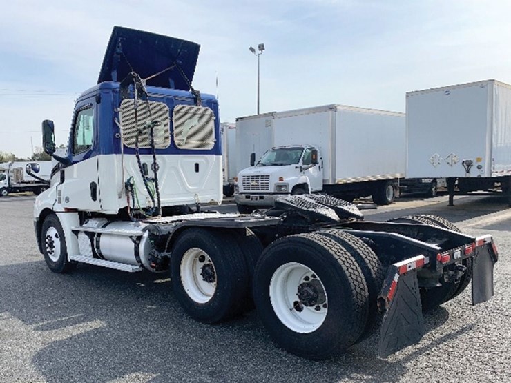 2019-freightliner-cascadia-126-image-2