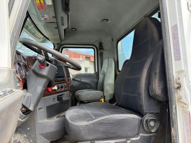 2011-mack-granite-gu813-image-26