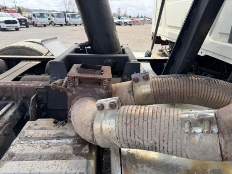 2011-mack-granite-gu813-image-71