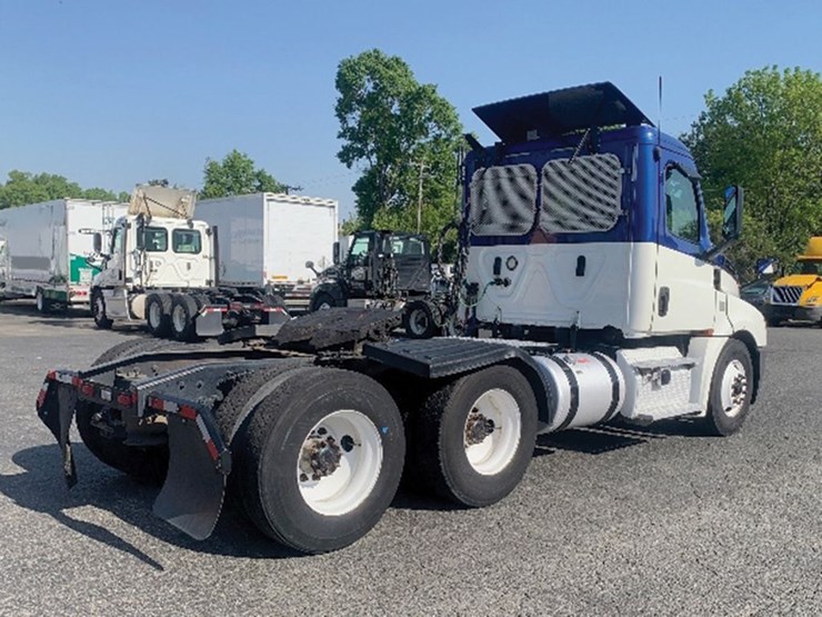 2019-freightliner-cascadia-126-image-2