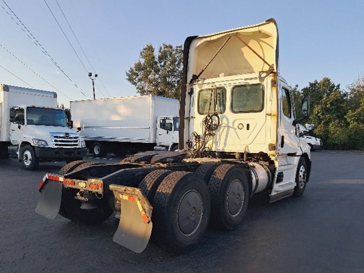 2020-freightliner-cascadia-126-image-2