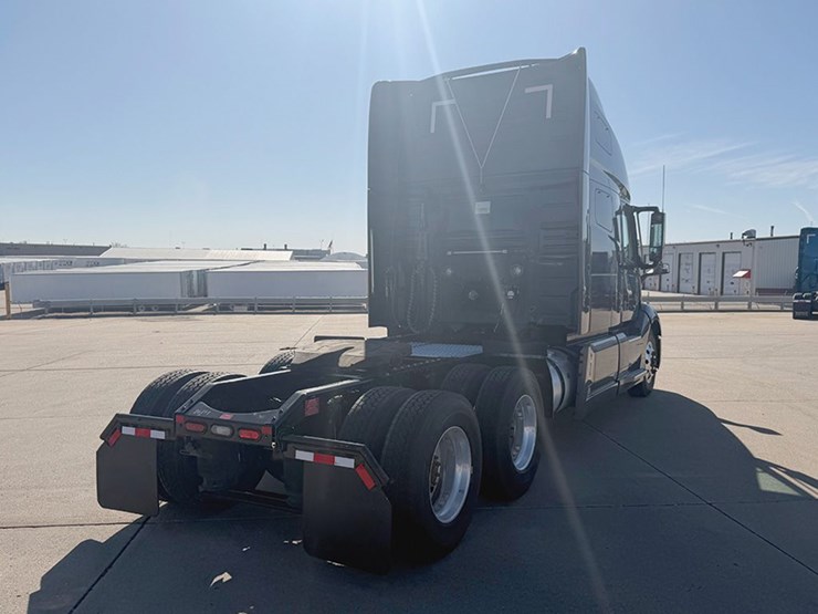 2022-volvo-vnl-760-image-4