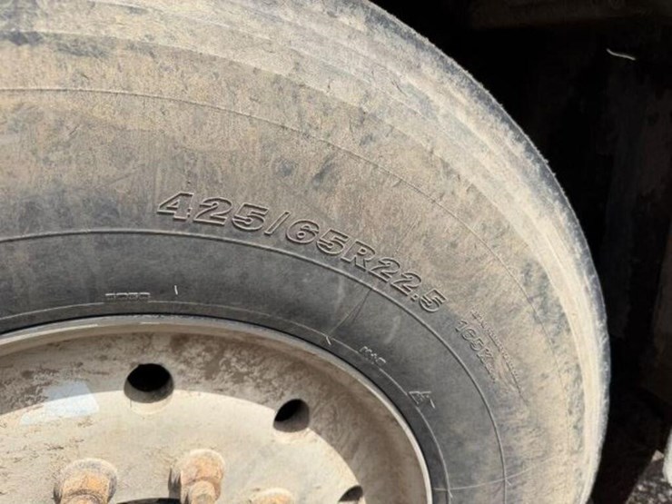 2011-mack-granite-gu813-image-48