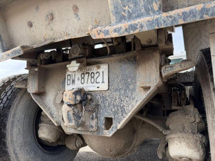 2011-mack-granite-gu813-image-36