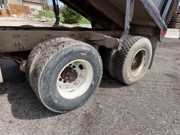 2011-mack-granite-gu813-image-52