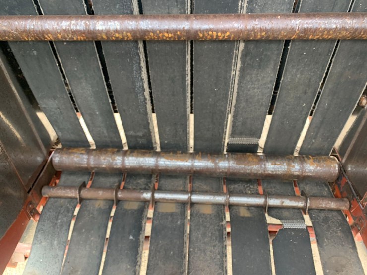 hesston-560-image-19